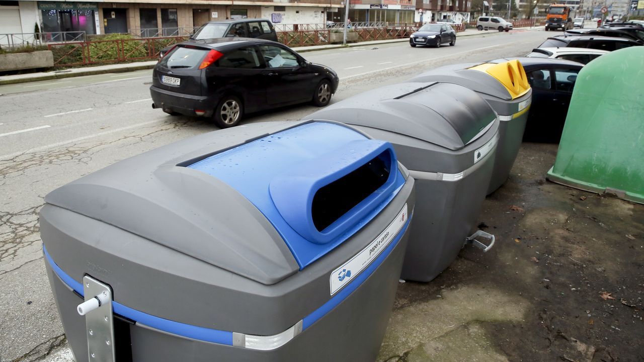 Arranca la colocación de los nuevos contenedores de basura en Vilagarcía