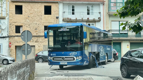 El autobs robado, tras intentar pasar por el puente medieval de Traba.