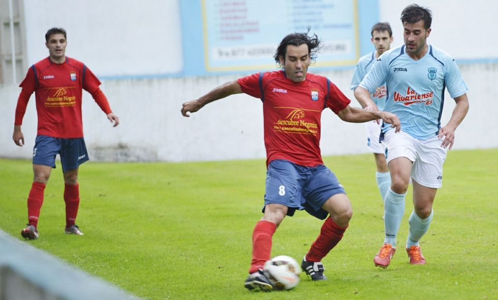 El alcalde y los ediles de Cultura con una imagen del castillo.