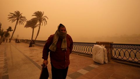Un hombre se cubre la cara durante una tormenta de arena cerca del ro Nilo en El Cairo, Egipto