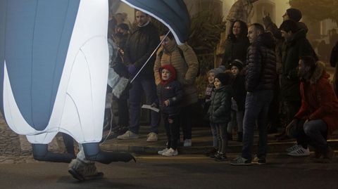 Cuatro enormes pingüinos dieron animación a la cabalgata de Reyes de Monforte