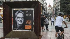 Un joven en bicicleta pasa junto a un cartel con la imagen de la actriz estadounidense Meryl Streep, este jueves en el centro de Oviedo