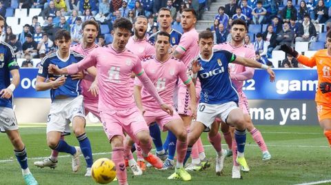 Jugada a baln parado durante el Real Oviedo-Eldense