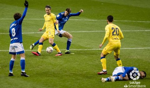 Edgar Marc Gual Sangalli Nahuel Leiva Real Oviedo Alcorcon Carlos Tartiere.Edgar Gonzalez y Marc Gual pugnan por un esfrico, con Sangalli protestando una falta sobre Nahuel