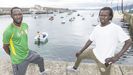 Ibra Faye y Maju Sene, con el muelle malpicn de fondo