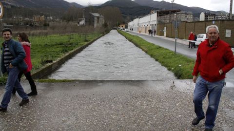 Inundaciones en la provincia de Ourense.La crecida del Sil ha inundado un centenar de casas en O Barco de Valdeorras, además de fincas, huertas y el Malecón