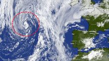 <span lang= gl >Eles son os rostros da loita contra o lume</span>.En la imagen satelital de ayer se aprecia a la tormenta subtropical Karen situada a 44,5 grados latitud norte