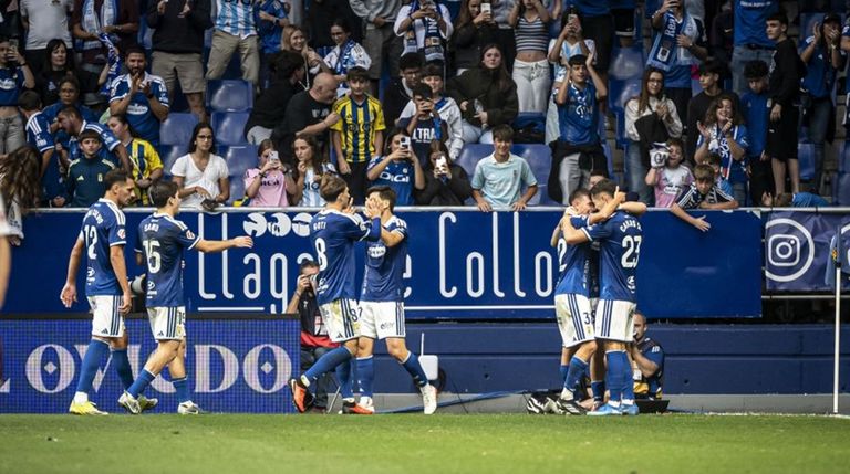 Los jugadores del Real Oviedo celebran el 2-0 al Eibar