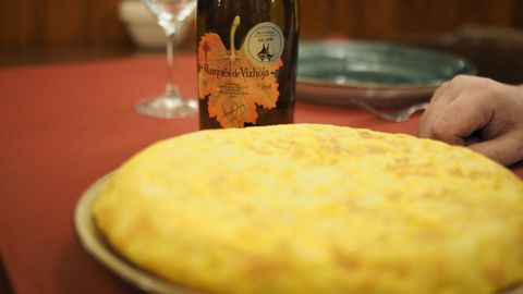 Esta es la tortilla con cebolla de Paradiso que, maridada con un vino blanco Marqus de Vizhoja, crea una combinacin perfecta