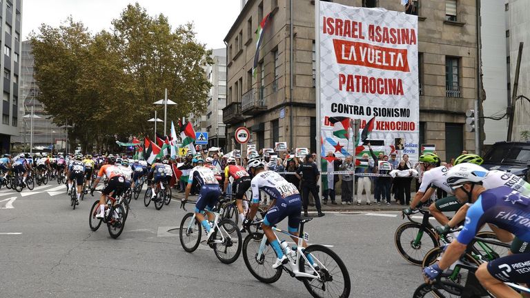 La Federación Española de Ciclismo ruega que las protestas en La Vuelta sean «pacíficas, sin obstaculizar y con máximo cuidado»