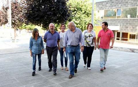 Miembros del gobierno del PP de Burela, ayer, cuando anunciaron la rebaja de impestos para 2015.