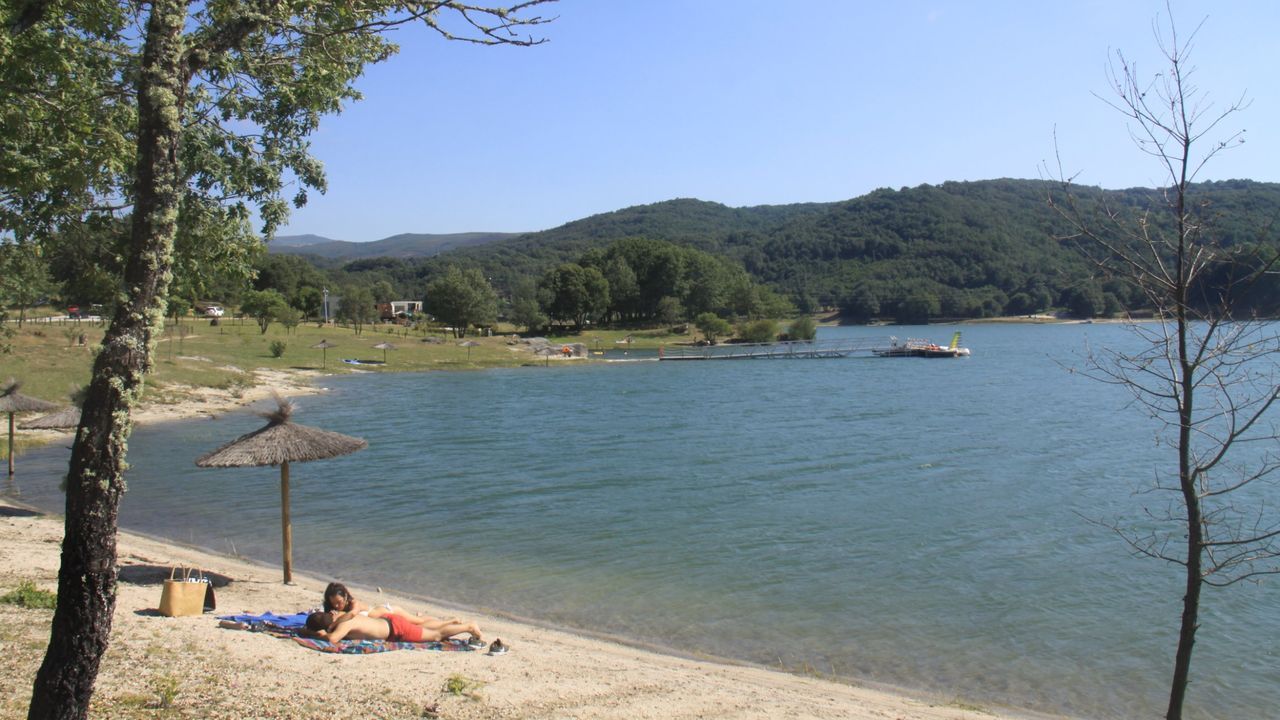 Llegada a Noalla en Sanxenxo de un peregrino franc�s que hizo el Camino de Santiago desde Alsacia.El equipo organizador sirve la gran paella en Cortegada 2025.