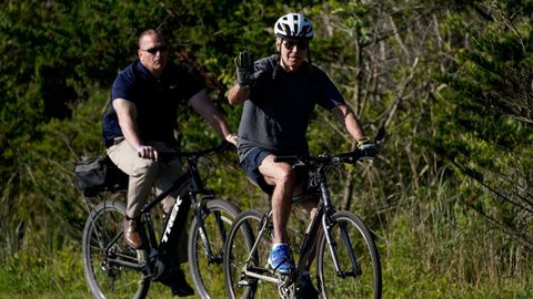 Biden, durante su paseo en bicicleta, instantes antes de sufrir una caída sin consecuencias.