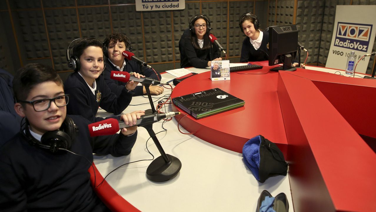 Bomberos y polic�as junto al cuerpo, tapado con una s�bana mientras lo examina la m�dico forense