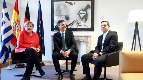Fotografía cedida por la presidencia del Gobierno con Merkel, Sánchez y Tsipras