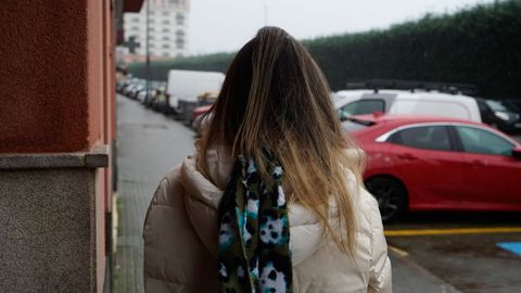 Sara Vázquez, en una calle de Mesoiro donde vive con su pareja