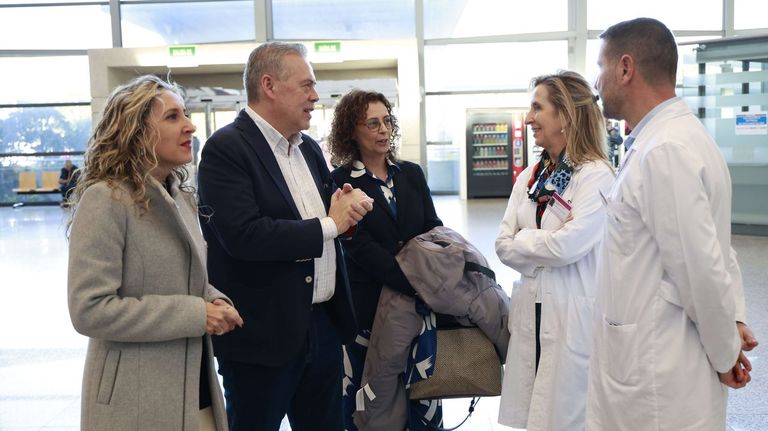 El conselleiro de Sanidade, Gómez Caamaño, a su llegada al Hospital Arquitecto Marcide de Ferrol