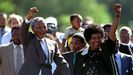 El 11 de febrero de 1990, Mandela fue recibido por una muchedumbre a su salida de prisión