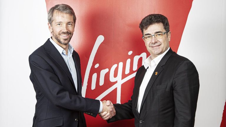 Josh Bayliss, consejero delegado de Virgin, y su homólogo en Euskaltel, José Miguel García, durante la firma del acuerdo de cesión de la marca británica para la expansión nacional