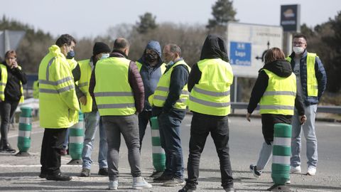 Piquetes por la huelga de transporte en la salida de la A-6 en O Corgo