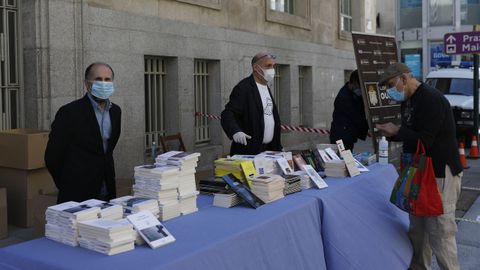 Letras Galegas: entrega de libros na rúa do Paseo, en Ourense