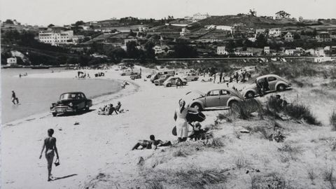 La playa de Santa Cristina en 1961, con los coches metidos en el arenal.