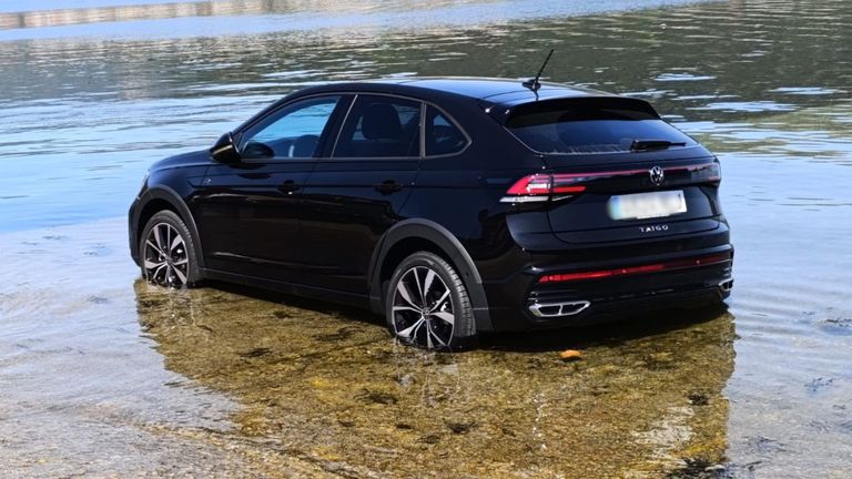 Otro coche al agua en Muros: la subida de la marea vuelve a sorprender a un conductor que aparcó en la rampa portuaria