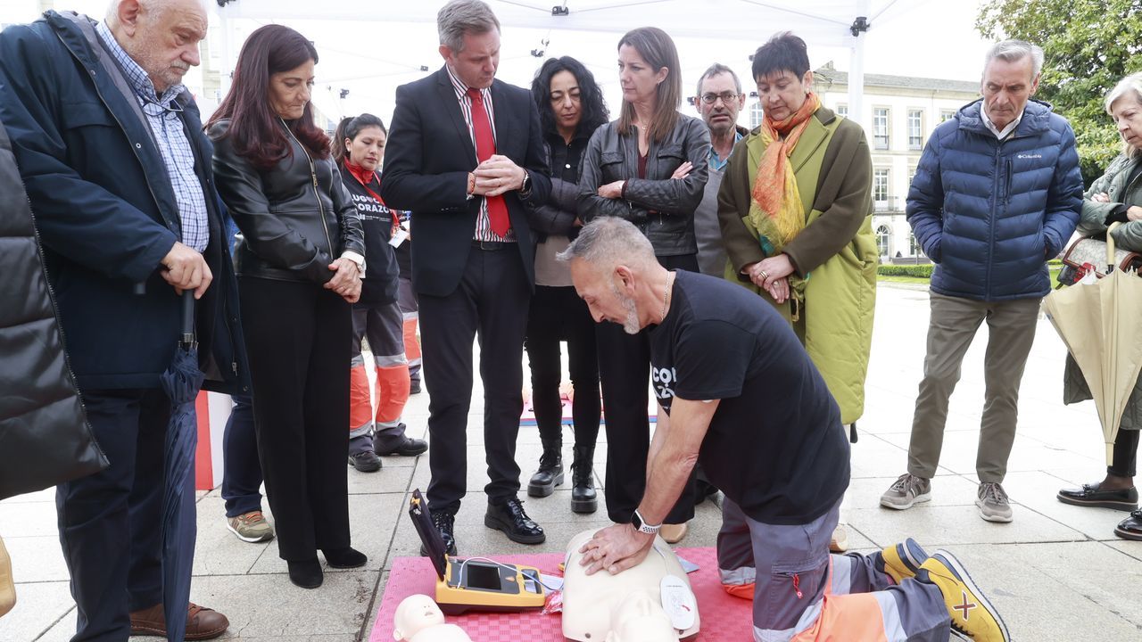 Criz roja imparte cursos formativos del manejo de desfibriladores inatalados por toda la ciudad..Xove convers� en el campus con los estudiantes sobre los problemas de vivienda