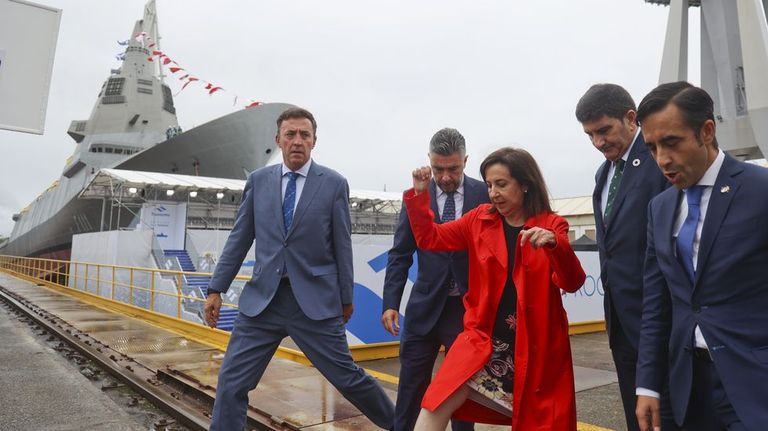 Los gritos de la ministra a trabajadores de Navantia Ferrol antes de la botadura: «¿Me oyen? ¡Sin ustedes no habría sido posible esto!»