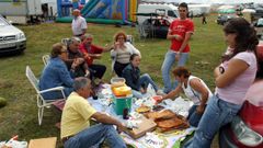 La Festa da Bica de Trives recupera la tradicin de comer en Cabeza Grande.
