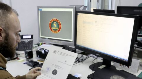 Un agente de la Guardia Civil de la unidad especializada contra la ciberdelincuencia
