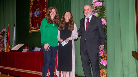 Paula Garrote recogiendo el��Premio Ra�l �lvarez Obreg�n��del Colegio de M�dicos de Asturias