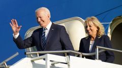 El presidente Joe Biden y su esposa, la primera dama Jill Biden, desembarcando del Air Force One el pasado junio.  
