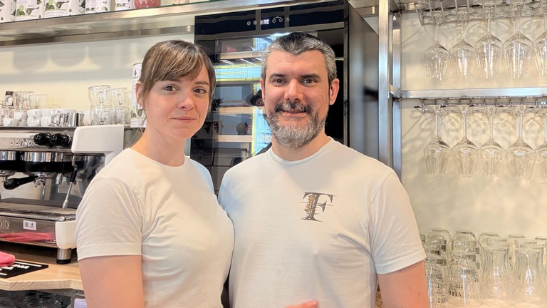 Una pareja de A Coruña abre en Oviedo una cafetería-librería: «Queremos que la gente cuando venga piense en volver»