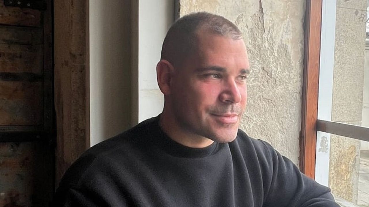 Pi�eiro compagina el trabajo en la construcci�n con el teatro aficionado y la escritura