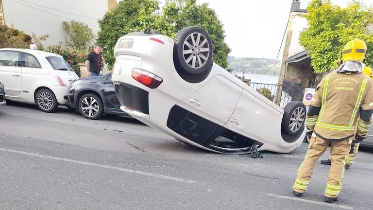 Vuelca un coche en Miño con un bebé a bordo tras chocar contra dos vehículos estacionados