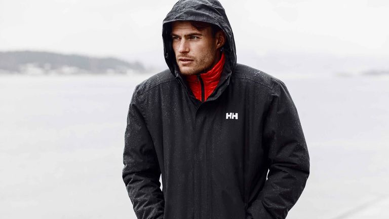 La chaqueta que recomiendan los que viven en el norte para combatir el frío es esta Helly Hansen al 59%