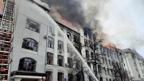 Edificios ardiendo en Járkov por los ataques rusos