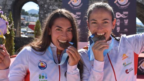 Tania Álvarez (esquerda) xunto coa súa compañeira luguesa Tania Fernández celebrando o seu primeiro ouro mundial 