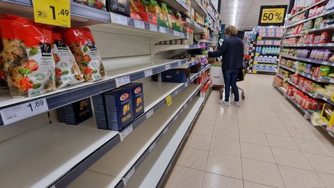 A folga do transporte vaca as estanteras de supermercados