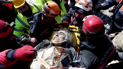 Arife Koc, de 68 aos, tras ser rescatada bajo los escombros de un edificio de Kahramanmaras, en Turqua, 80 horas despus del terremoto