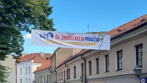 Letrero invitando a realizar el Camino en una de las calles de Uzupis