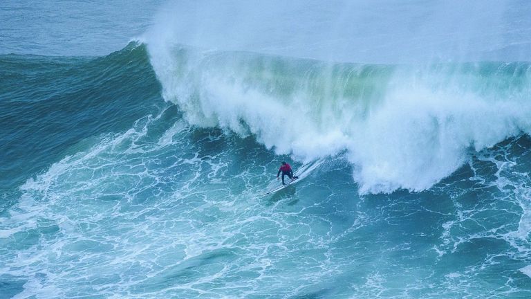 Natxo González logra surfear la ola gigante de Mullaghmore: «¿Qué hago aquí? Me voy a morir»