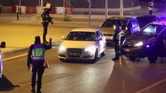 Un control policial en una va de incorporacin a la M-30, en Madrid, en la noche de este viernes