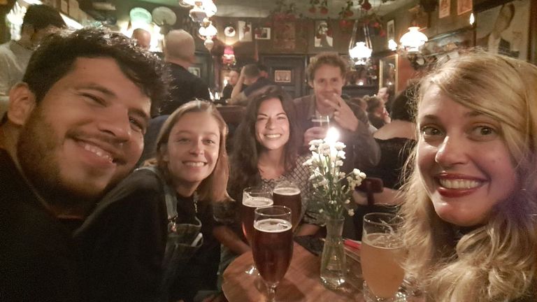 La gallega María García Portela, en el centro de la foto, disfruta de una cerveza junto a su grupo de amigos en el interior de un bar danés sin restricciones