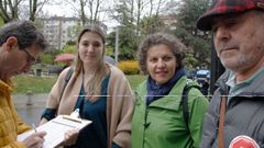 La candidata a la Alcalda Olaya Surez (2d) y la portavoz de Podemos Xixn y nmero 2 en la candidatura municipal, Alejandra Tejn (2i), participan en la campaa de regogida de firmas contra la planta de pirolisis.