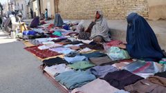 Un grupo de mujeres vende ropa usada en Kandahar, Afganistn.