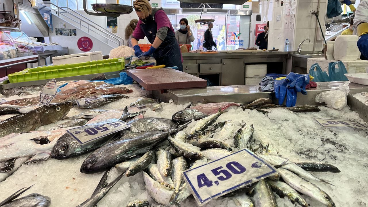 De 4,50 a 7 euros el kilo se vendían ayer las sardinas de la ría en pescaderías del mercado vigués de O Calvario