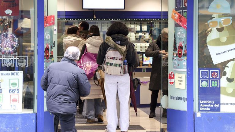 ¿Qué hacemos con el premio de la lotería? «Siete de cada diez premiados se han gastado el 85 % del dinero en un mes»