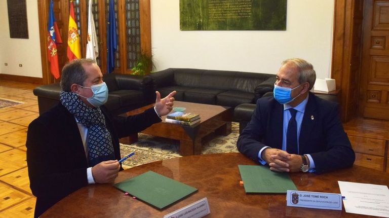 El alcalde de A Pobra do Brollón, José Luis Maceda, y el presidente de la Diputación, José Tomé, en una reunión en Lugo en el año 2020 para estudiar la situación del proyecto de la residencia de mayores